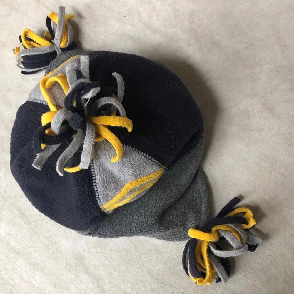 GAP Kids Beanie Style Winter Sports Reversible Fleece Hat + Pom-Pom Size 4-16